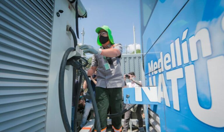 La alcaldía de Medellín instala una nueva estación de recarga para buses eléctricos