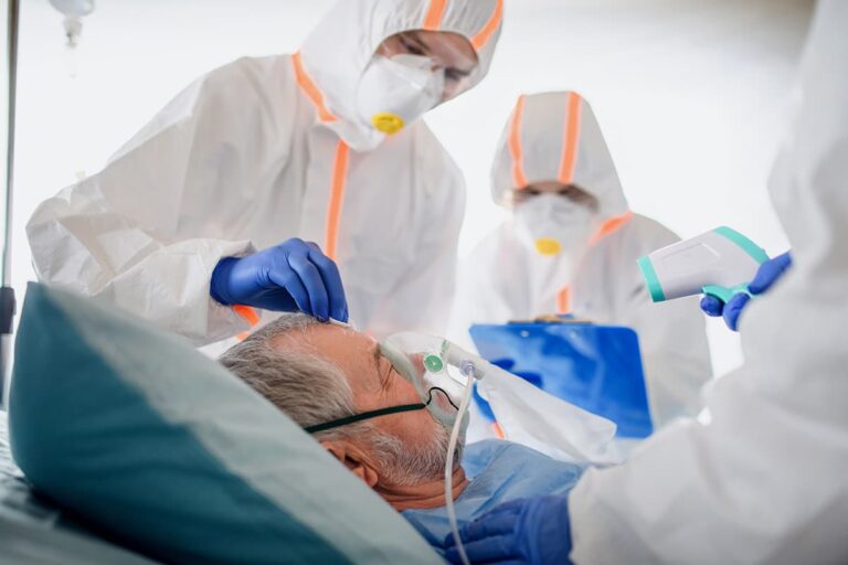 Trabajadores de la salud, en la UCI
