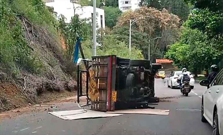 Volcamiento de vehículo en El Poblado no dejó lesionados