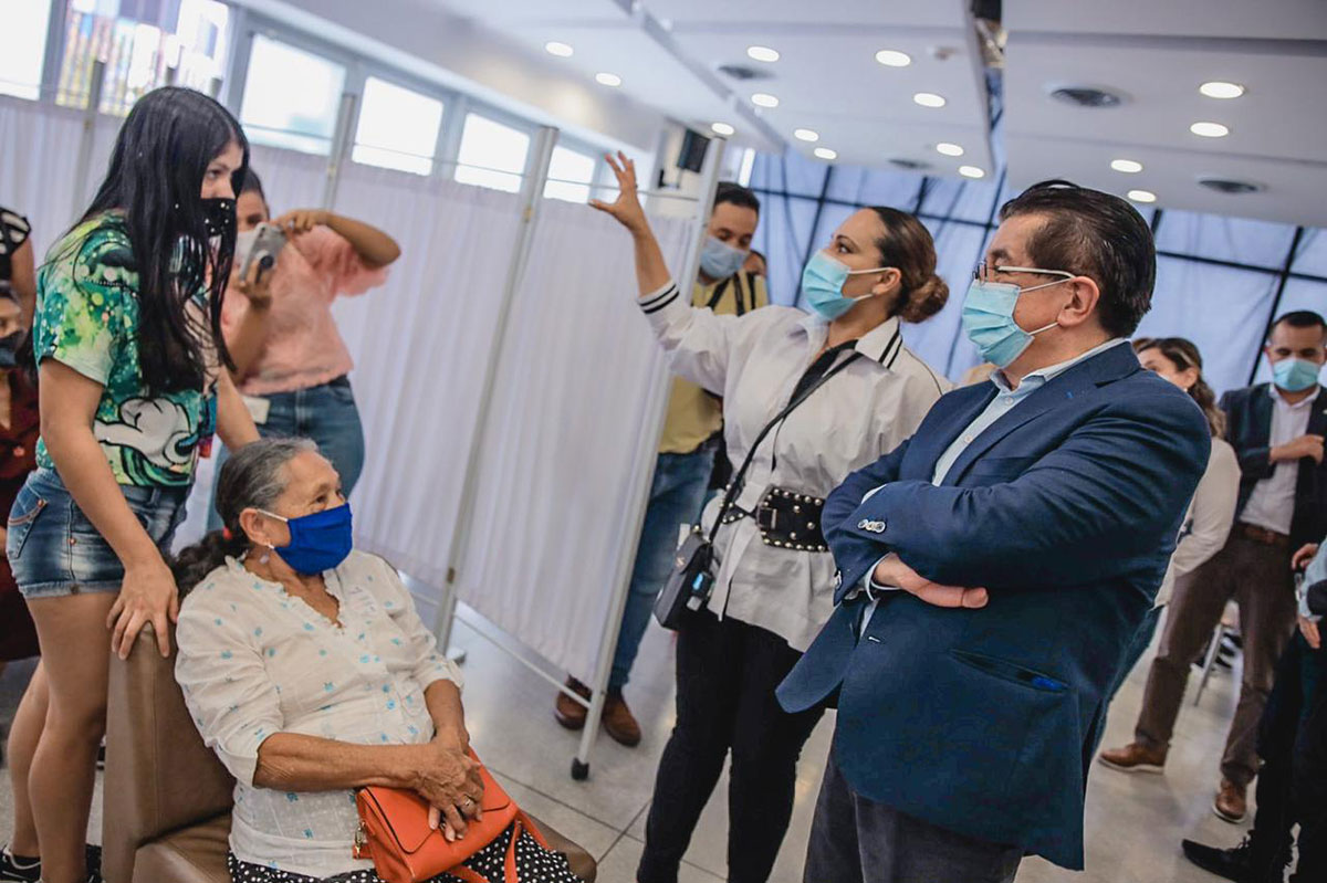 Empieza segunda etapa de vacunación en Colombia: adultos de 75 a 79 años