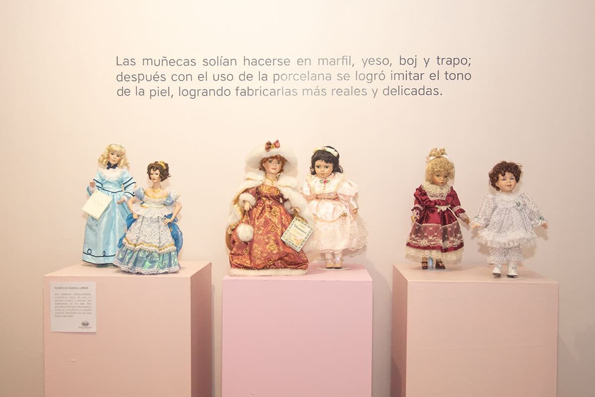Exposición de muñecas antiguas, en el Museo El Castillo