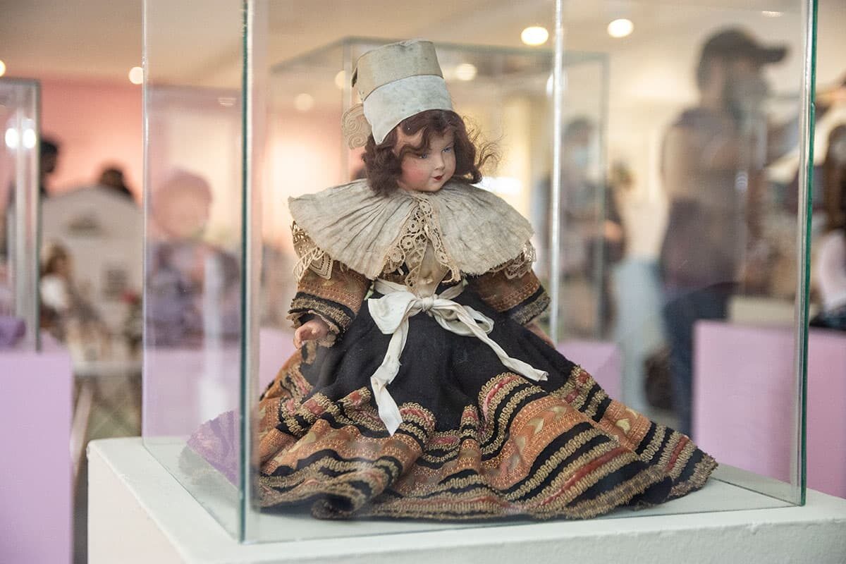 Exposición de muñecas antiguas, en el Museo El Castillo