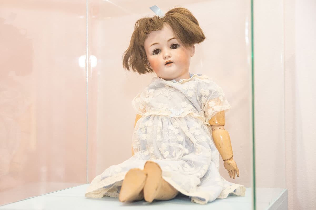 Exposición de muñecas antiguas, en el Museo El Castillo