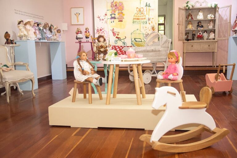 Exposición de muñecas antiguas, en el Museo El Castillo