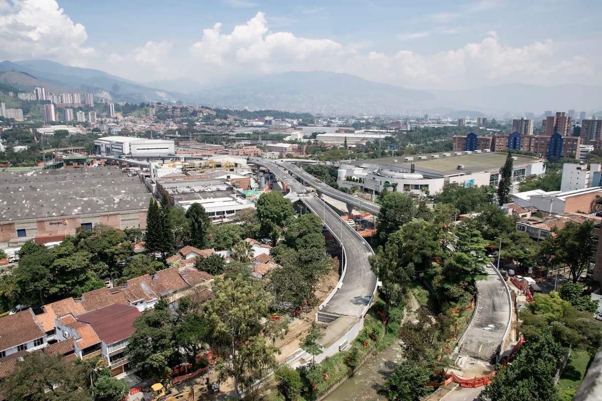 Cierres viales en Envigado por obras en el Intercambio Vial La Ayurá