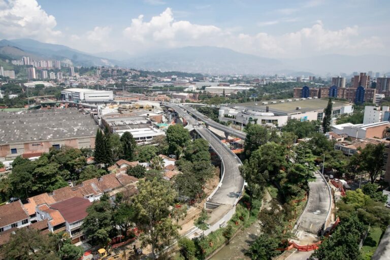 Cierre nocturno en Envigado por la construcción del intercambio vial de La Ayurá