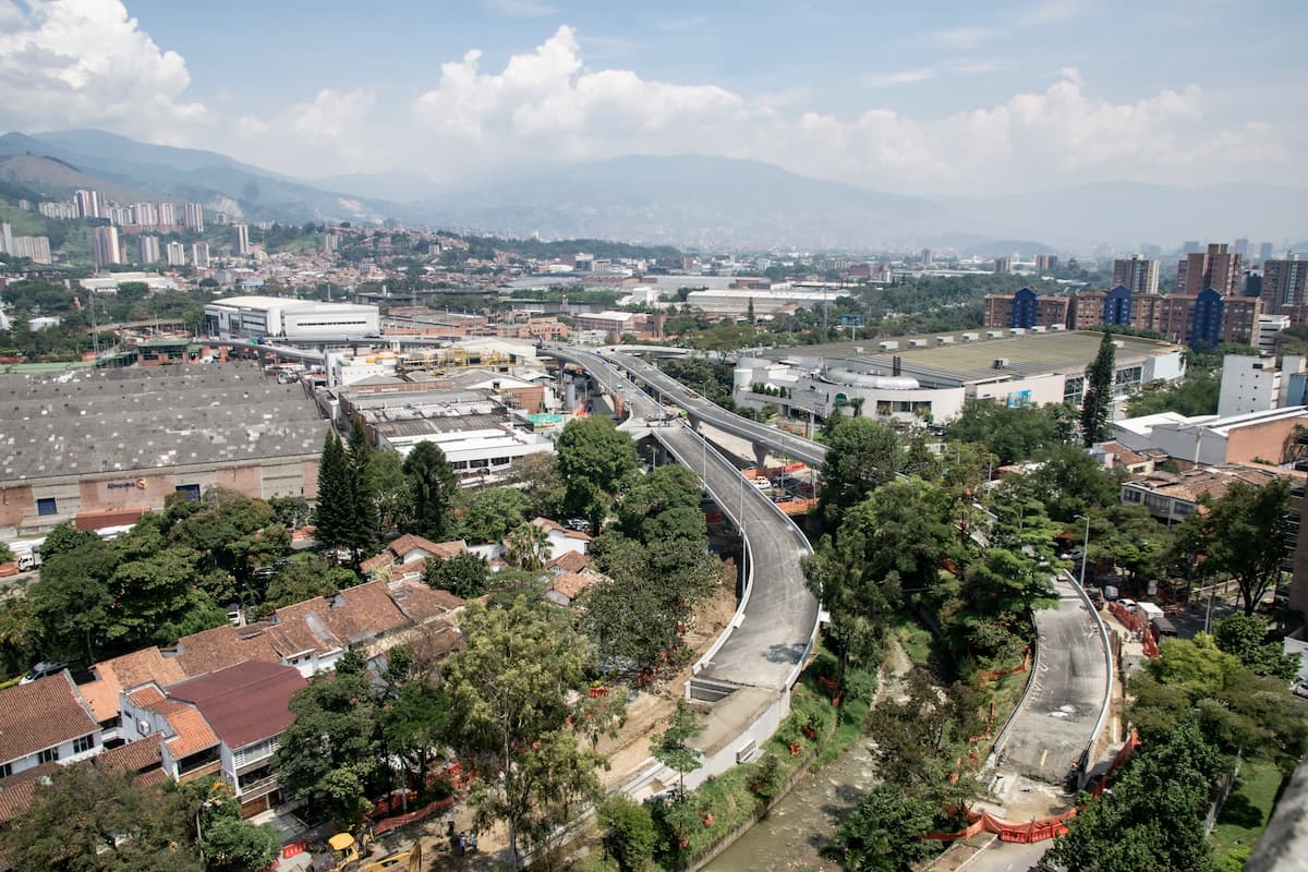 Cierres viales en Envigado por obras en el Intercambio Vial La Ayurá