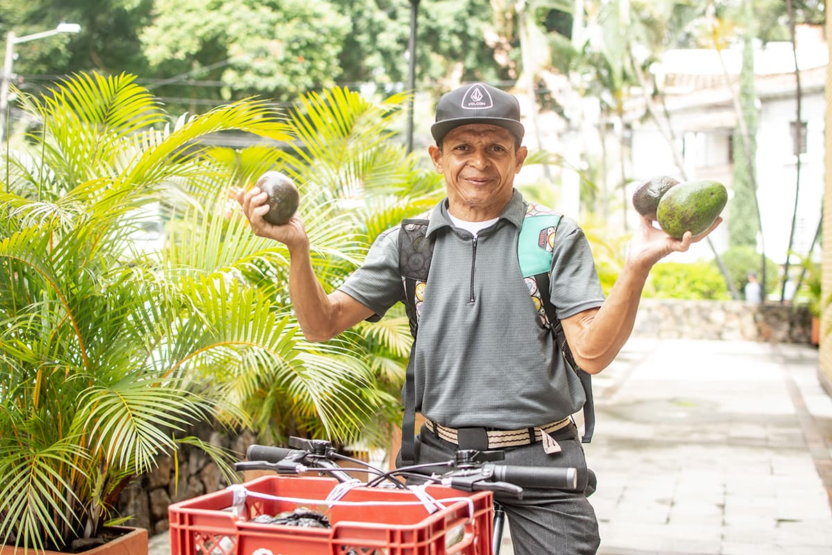 Pedro Adrián Puche Sánchez vende aguacates en barrios de Medellín