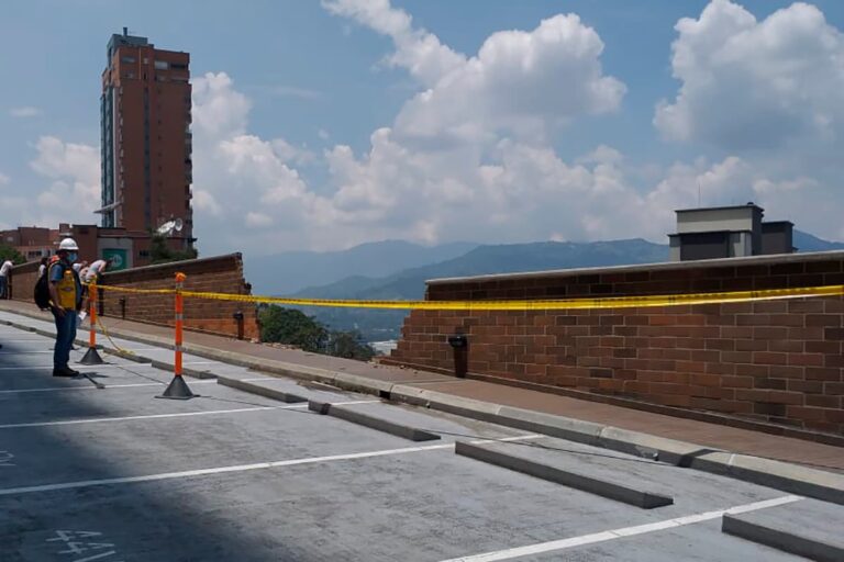 Policía incautó tres armas en carro accidentado en urbanización Finito en El Poblado
