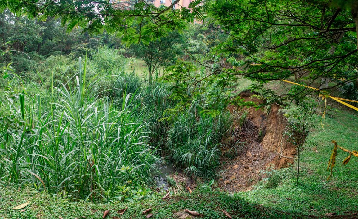 Quebrada La Paulita, en el Parque Ambiental La Frontera, entre vertimientos y deslizamientos