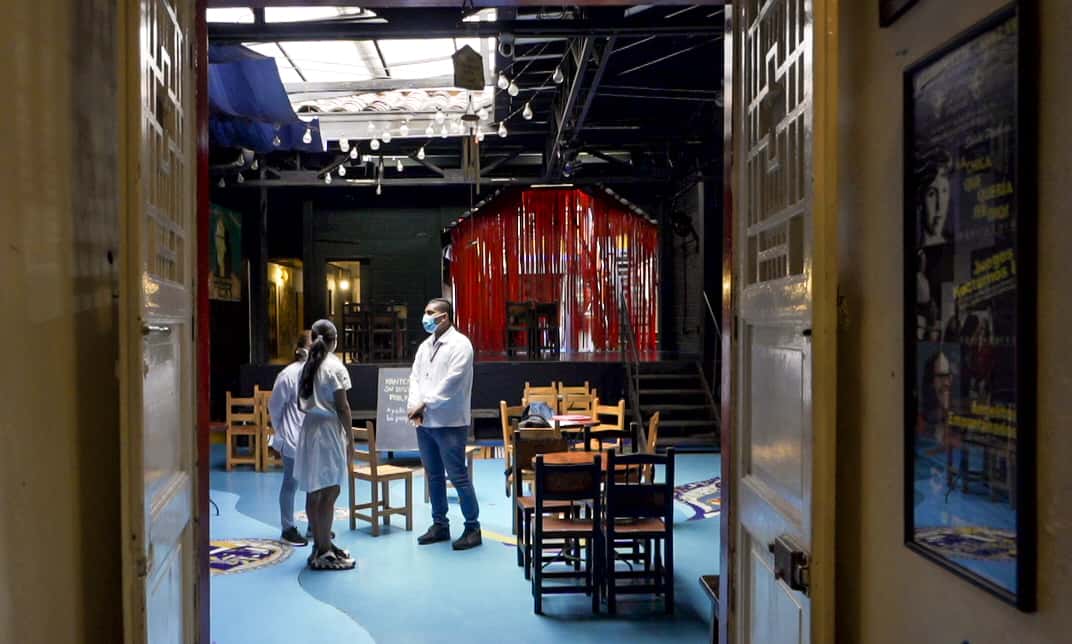 Tras un año de pandemia, los teatros de Medellín suben el telón