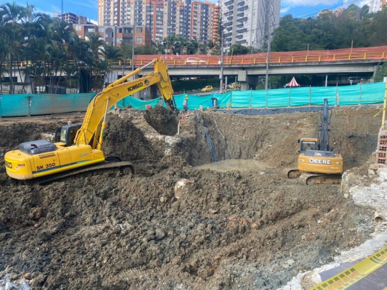 Trabajo continuo en vía Las Palmas buscando taponamiento de  quebrada El Indio