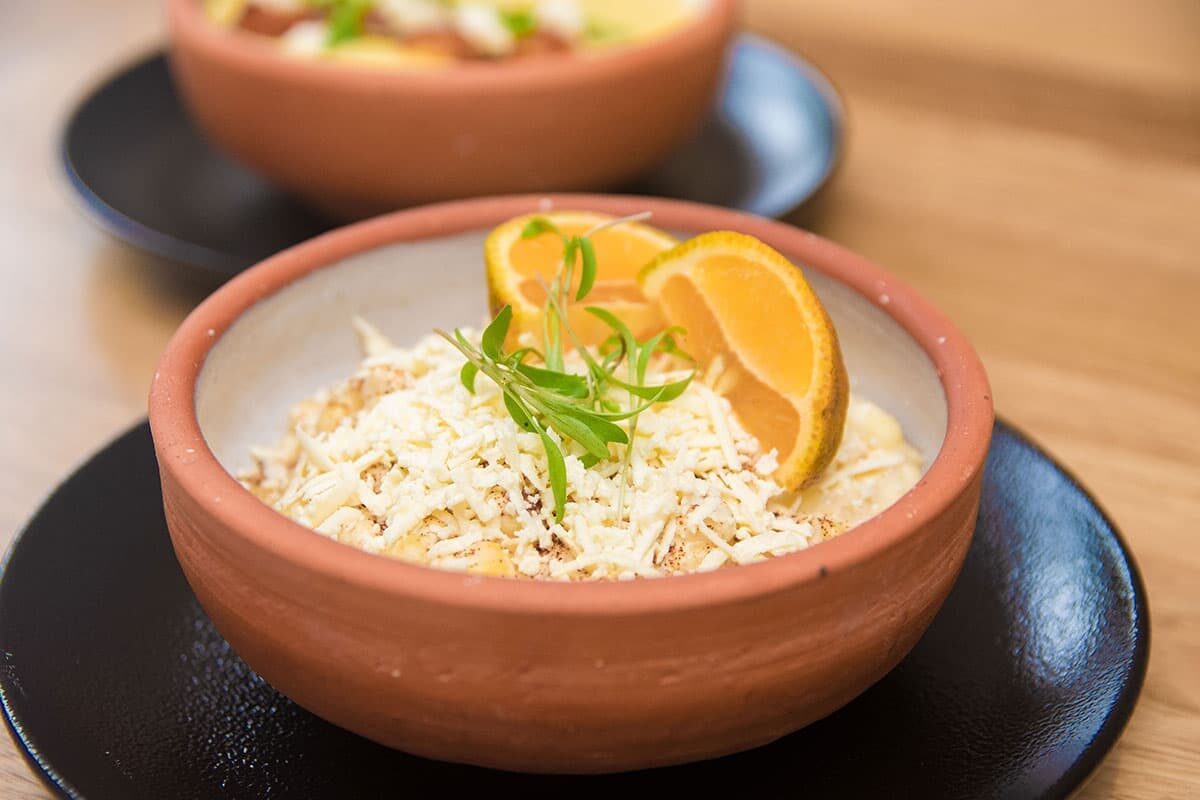 Desgranado de maíz con suero costeño, queso y limón mandarino.