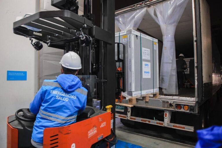 912 mil nuevas vacunas de AstraZeneca llegaron a Colombia este domingo