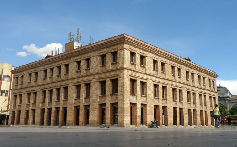 Con música y luces, Comfama se despide del edificio Vásquez