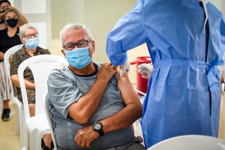 Estos son los puntos en los que están vacunando sin cita a mayores de 70 años