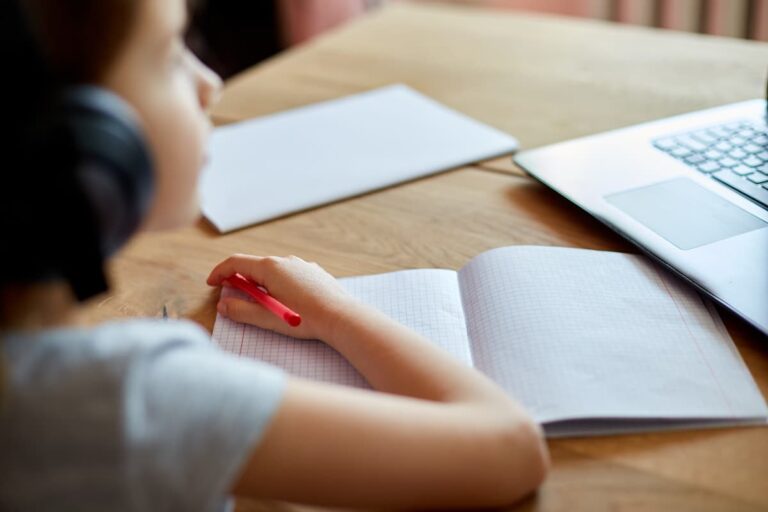 Estudio en casa se extiende hasta el 30 de abril en Medellín