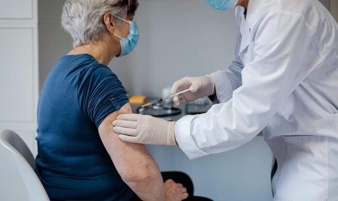 Jornada de vacunación masiva en Envigado para los mayores de 70 años