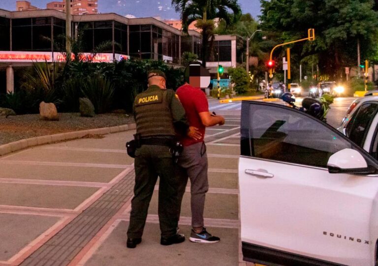 Más de 2.100 multas por incumplir el toque de queda en Medellín