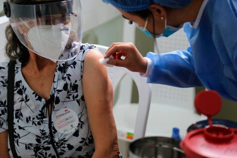 Mayores de 70 años pueden vacunarse en Medellín sin cita previa