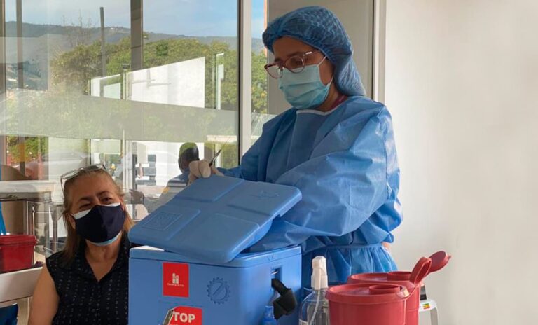 Medellín inició agendamiento para vacunación de mayores de 65 años