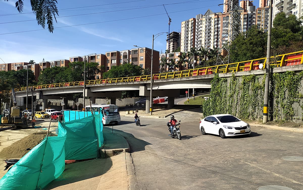 Habilitan Av. Las Palmas en su calzada ascendente, la cual había sufrido una socavación