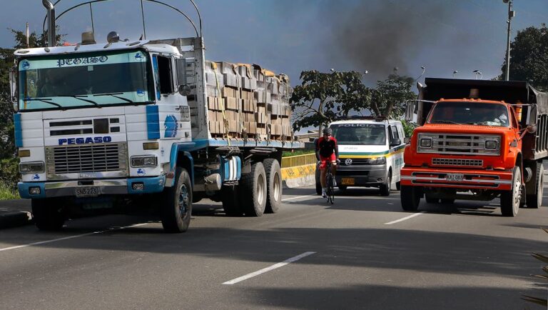 Se levantan restricciones de pico y placa ambiental para vehículos de carga y tipo volqueta