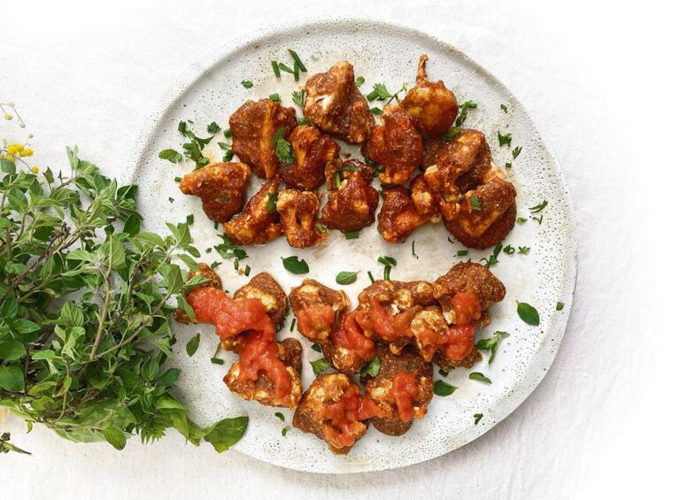 Alitas de coliflor con salsa picante y pasta de tomate