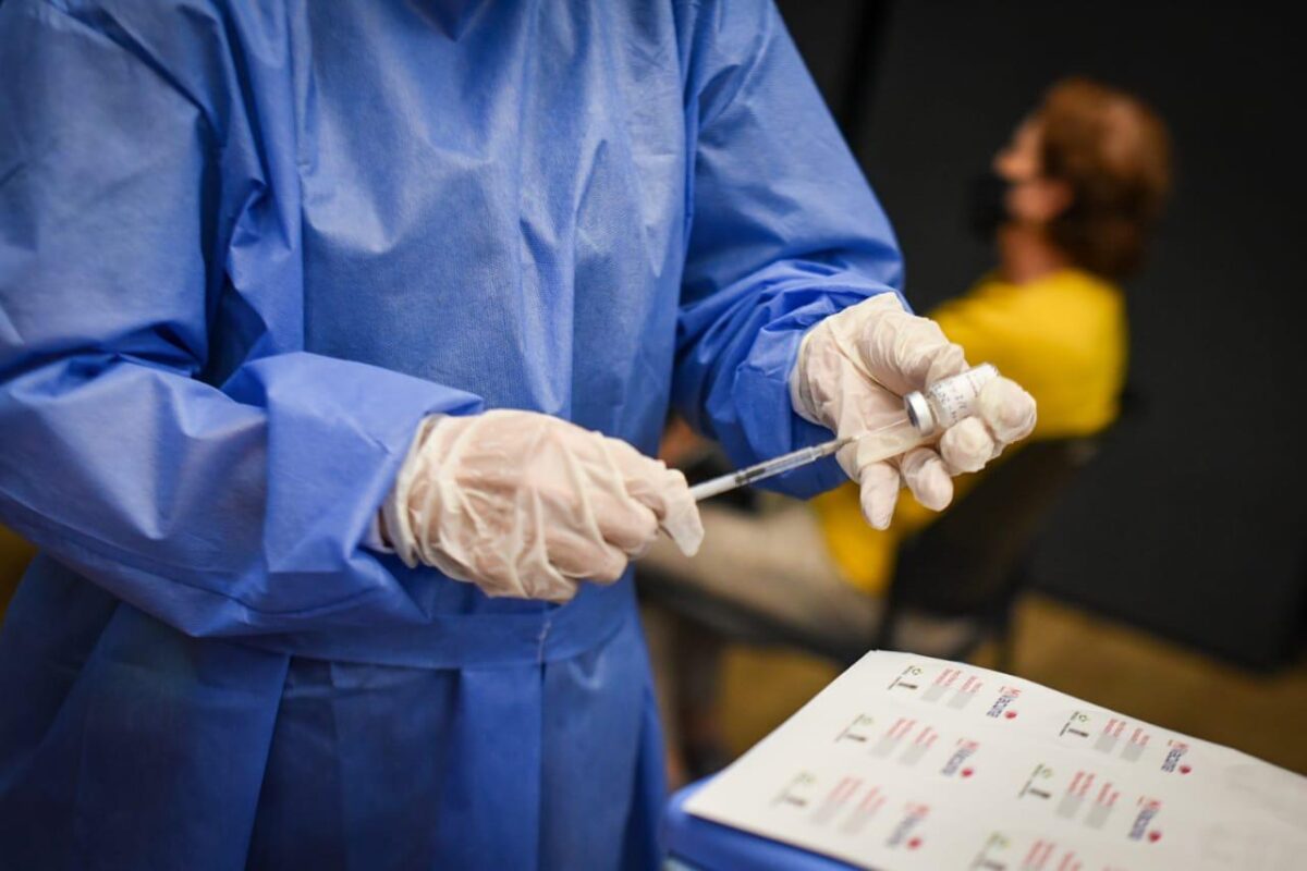 Medellín cuenta con 55.237 vacunas para terceras dosis