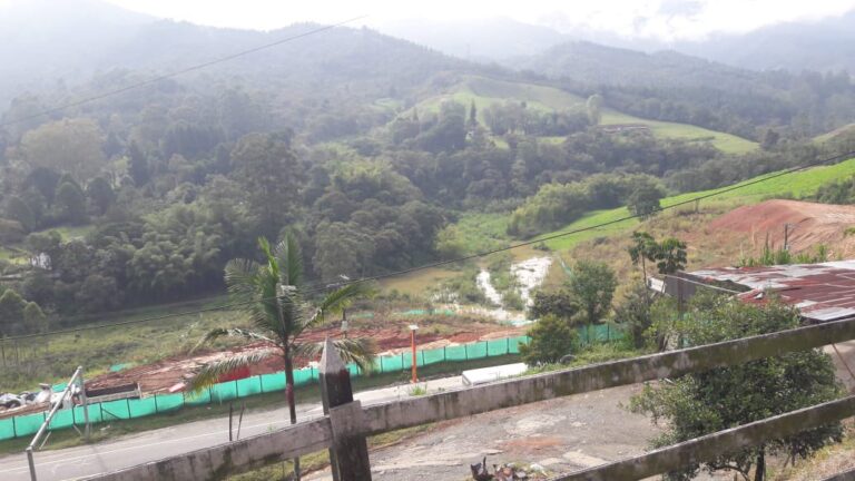 Deslizamiento de tierra sobre el río Medellín se presenta a la altura del municipio de Caldas