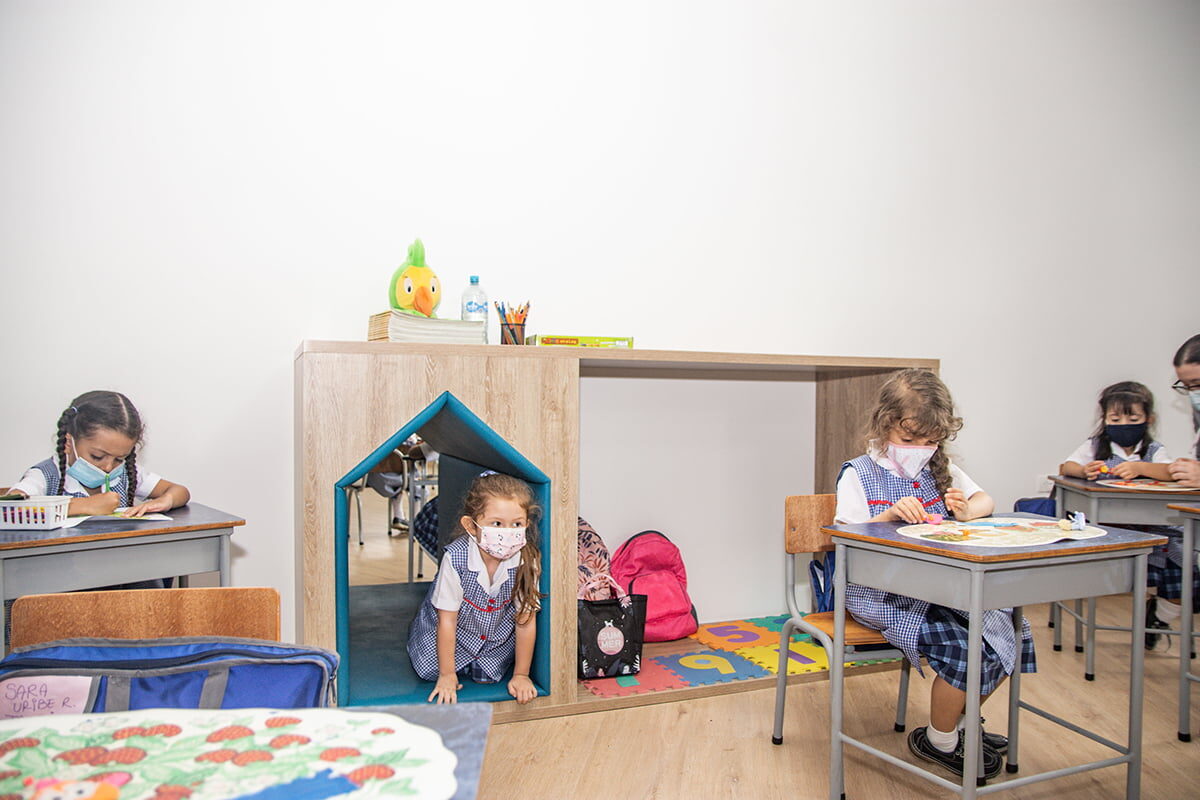 El diseño de este edificio invita al movimiento, un aspecto que se considera fundamental en esta edad, dicen sus encargadas. “Si las niñas se mueven en ciertos momentos y están bien con su cuerpo, podrán concentrarse con más facilidad en el aprendizaje”.