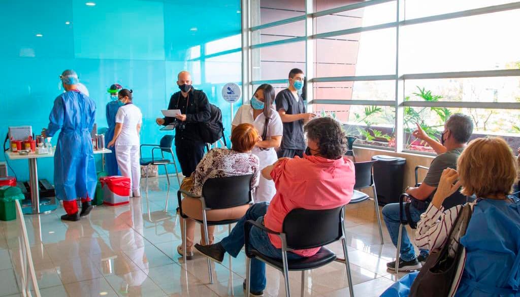 Punto vacunación masiva Medellín en el Centro Comercial Santafé