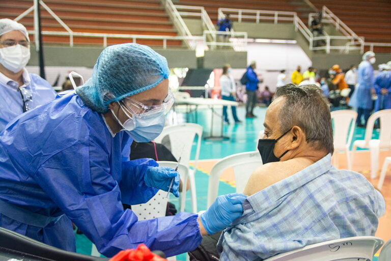 Inicia la vacunación para mayores de 50 años