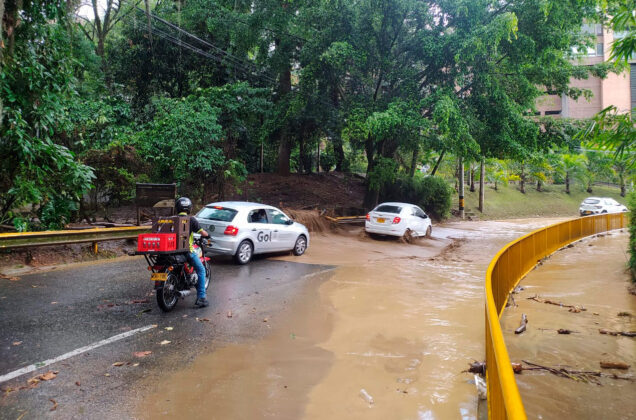 Inundaciones e incidentes en El Poblado tras fuerte aguacero