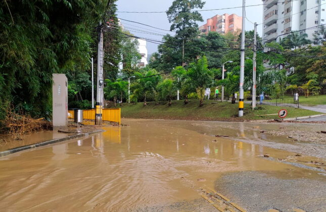 Inundaciones e incidentes en El Poblado tras fuerte aguacero