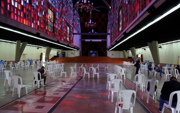En Medellín hay 38 puntos de vacunación sin cita previa, para mayores de 65 años
