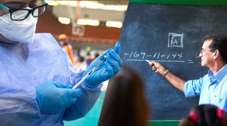Profesores universitarios serán priorizados en la etapa III del Plan Nacional de Vacunación