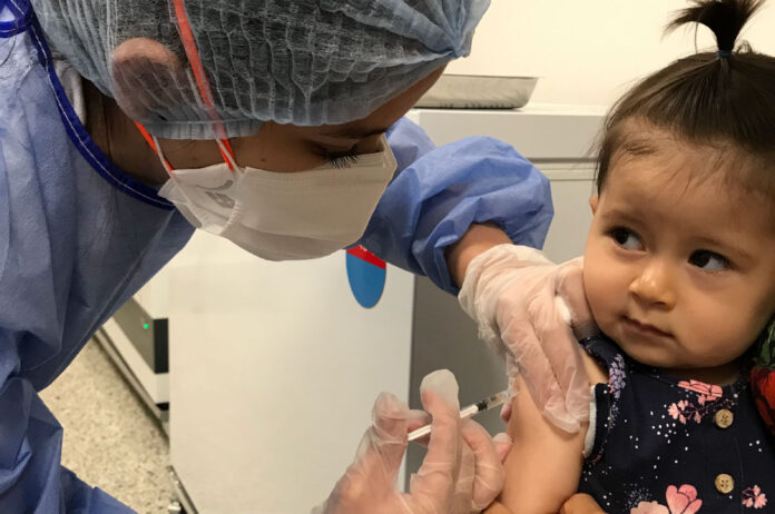 Vacunación en Medellín para prevenir 26 enfermedades en los niños