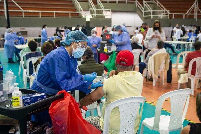 Mayores de 50 años serán priorizados en la etapa III del Plan Nacional de Vacunación