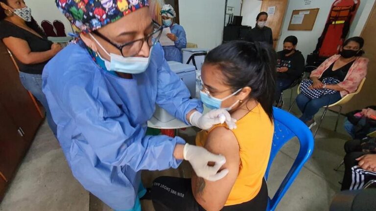Población de 50 a 59 años, los rezagados en vacunación en Medellín y Antioquia