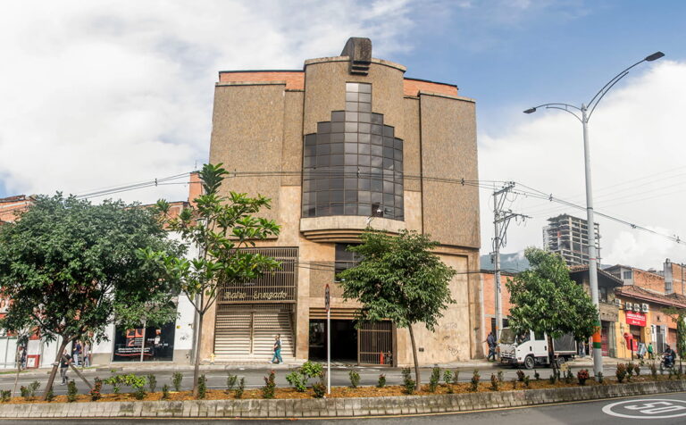 Caen telón y teatro