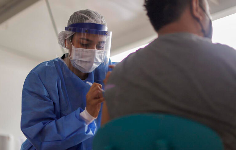 Mayores de 45 años ya pueden vacunarse sin cita