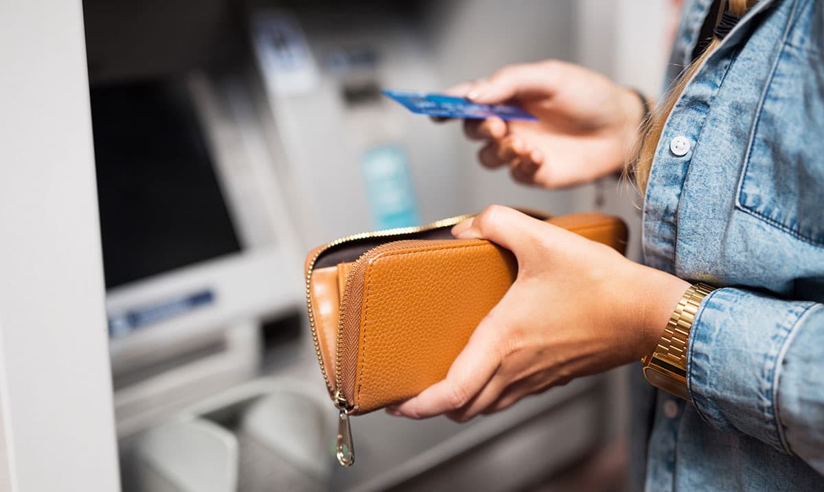 Nuevas normas para retirar dinero en cajeros regirán en Colombia desde julio