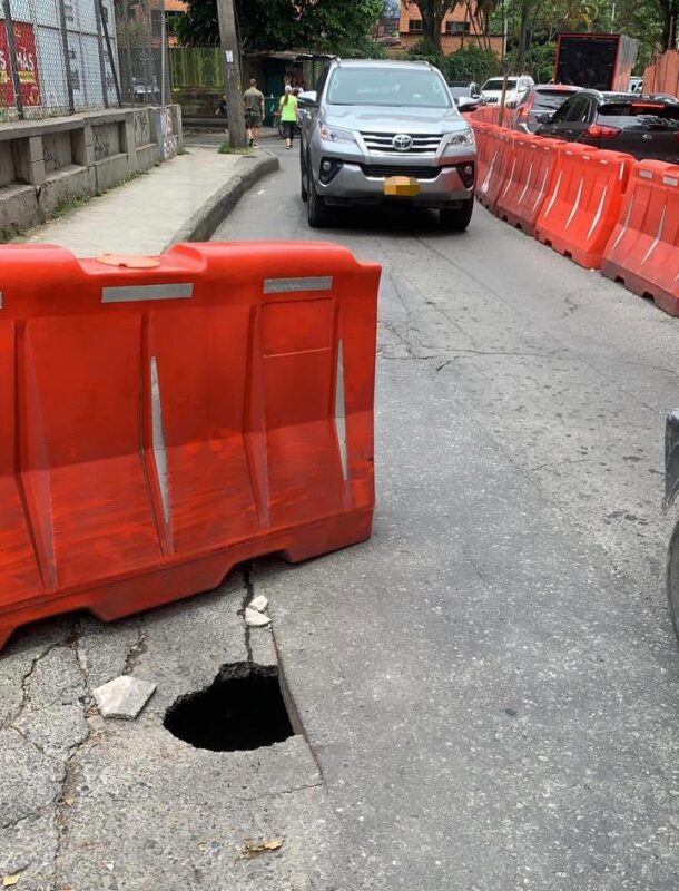Se presenta cierre de carril en la carrera 43A en Envigado