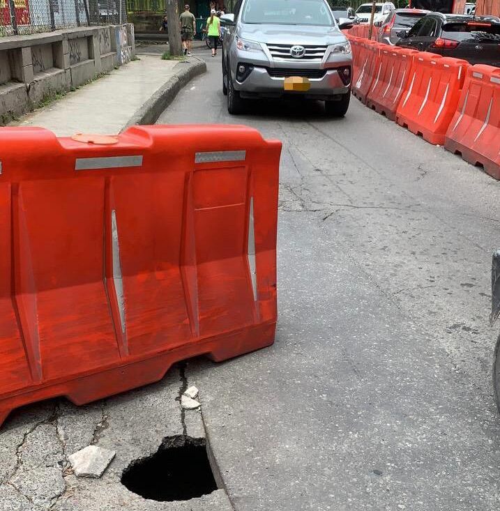 Se presenta cierre de carril en la carrera 43A en Envigado