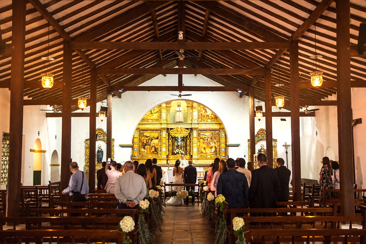 En el retablo central se buscó preservar el estilo barroco hispanoamericano del templo. Las imágenes fueron traídas de El Cuzco (sureste del Perú).