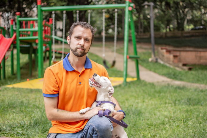 Raúl Barranco: un educador de perros que llegó de España a Medellín
