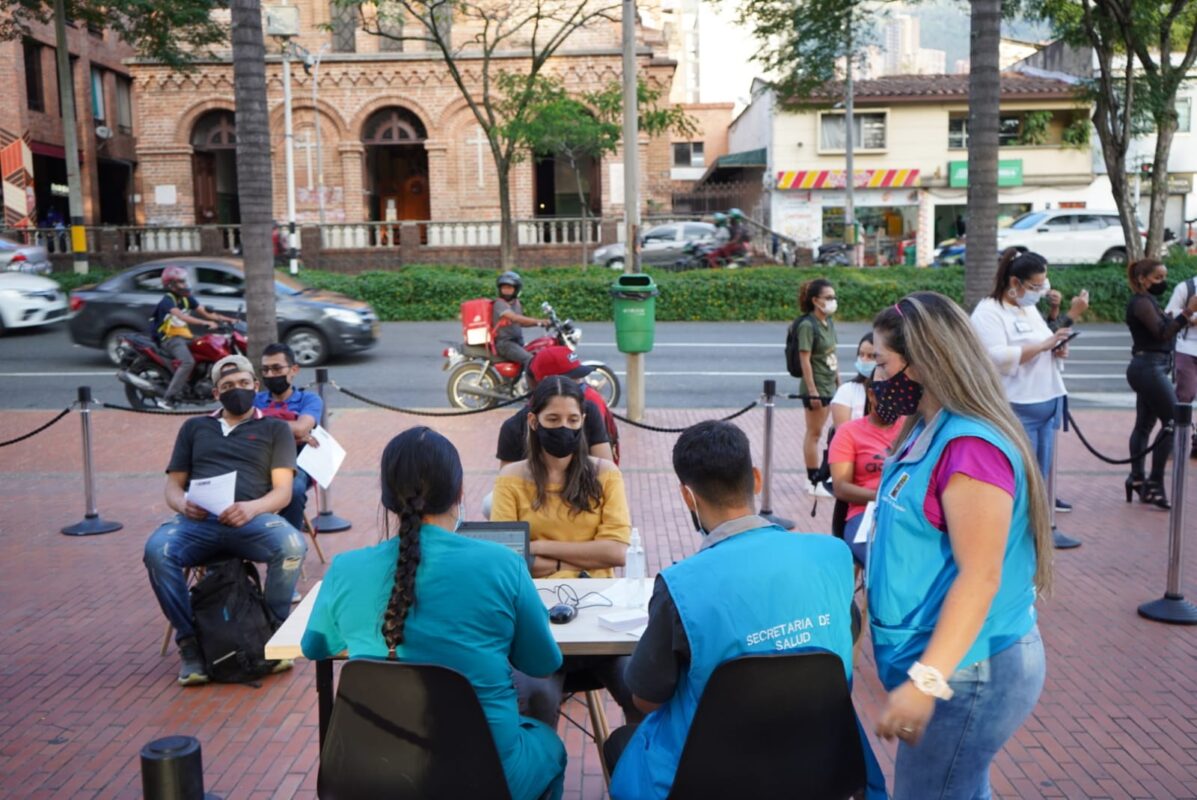 Vacunación nocturna en parque El Poblado 406 personas inmunizadas