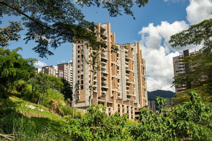 Exención del impuesto predial en Medellín para edificaciones siniestradas, demolidas o implosionadas