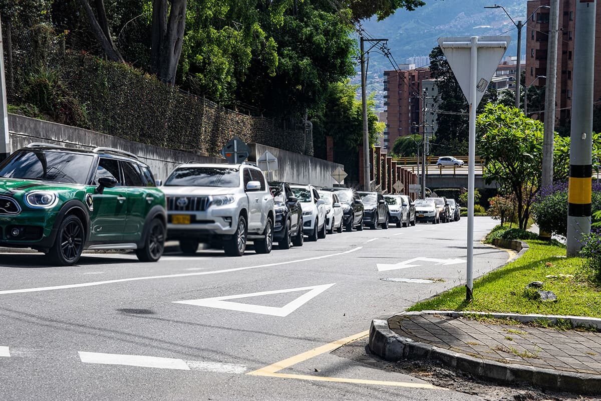 Congestión vehicular en el colegio La Colina de el Poblado
